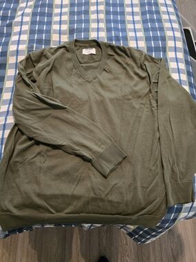 Old Navy Olive Green V-Neck Men's Sweater - Lightweight Knit